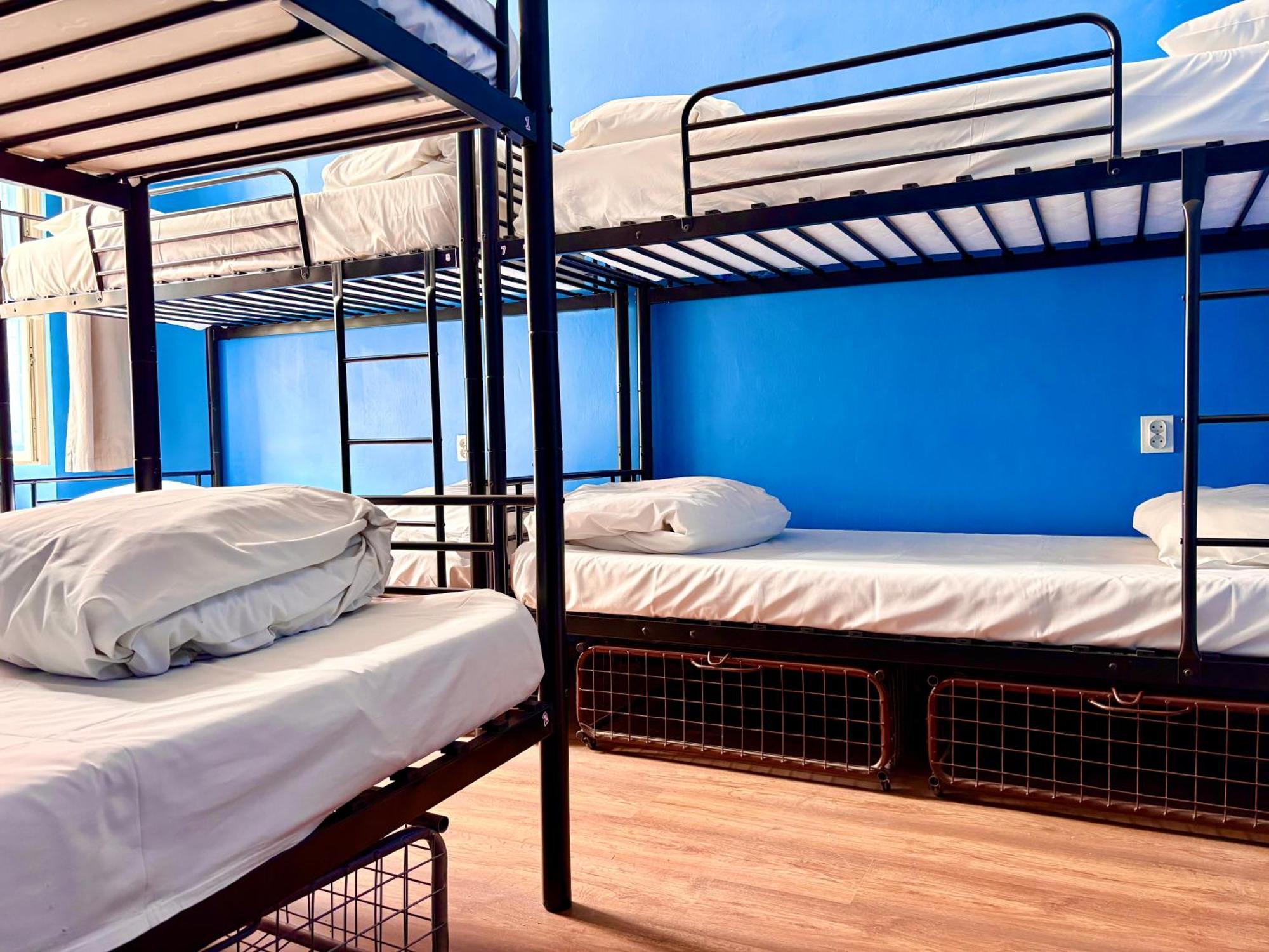 Bed 8-Person Room